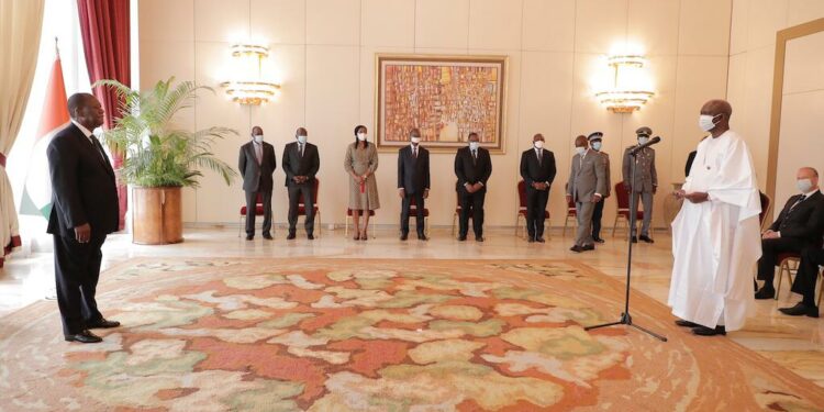 Côte d&rsquo;Ivoire: cinq nouveaux ambassadeurs présentent leurs lettres de créance au Président Ouattara