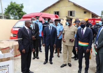 Grand-Bassam: Une ambulance et un Fourgon Pompe Tonne (FPT) remis aux pompiers civils