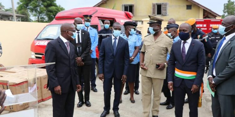 Grand-Bassam: Une ambulance et un Fourgon Pompe Tonne (FPT) remis aux pompiers civils