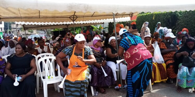 Présidentielle ivoirienne: Après la victoire du président Alassane Ouattara, la fête du RHDP à la rue Lepic, en images