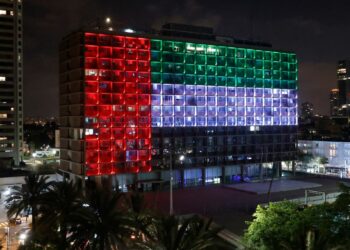 (Contribution) Proche Orient: L’optimisme avec les drapeaux libanais et émiratis sur l’hôtel de ville de Tel Aviv