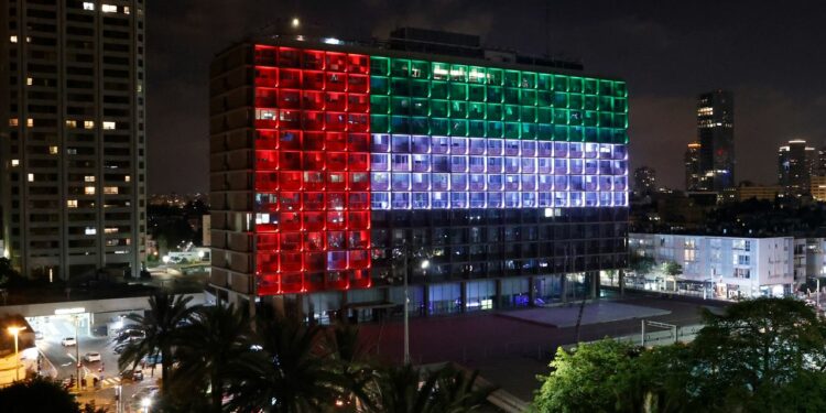 (Contribution) Proche Orient: L’optimisme avec les drapeaux libanais et émiratis sur l’hôtel de ville de Tel Aviv