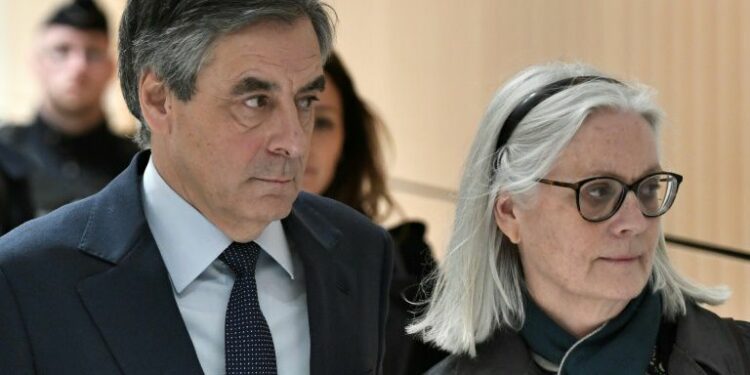 Soupçons d’emplois fictifs : cinq ans de prison dont deux fermes requis contre François Fillon