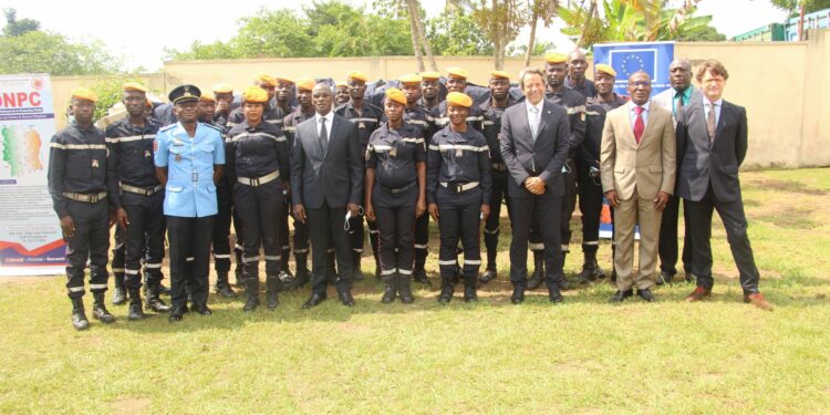 Côte d’Ivoire : l’UE offre 2000 tenues de protection  aux pompiers
