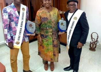 Primés meilleur humoriste et parolier, Gohou Michel et Bomou Mamadou présentent leurs trophées au ministre Goudou Coffie