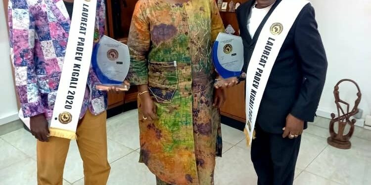 Primés meilleur humoriste et parolier, Gohou Michel et Bomou Mamadou présentent leurs trophées au ministre Goudou Coffie