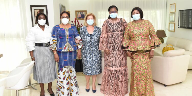 Côte d’Ivoire : les épouses du Chef d’Etat-Major des Armées, de la Gendarmerie et de la Police Nationale chez la première Dame