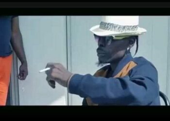 Côte d’Ivoire: Petit Denis rétablit la vérité sur sa photo avec une cigarette en main