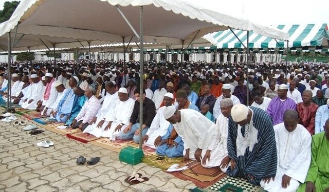 Religion : Le COSIM et le CODIS autorisent les prières collectives dans les mosquées de l’intérieur du pays