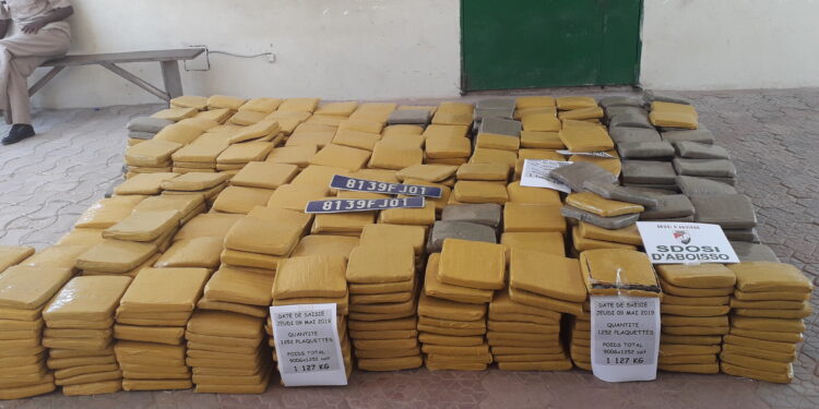 ABOISSO : la douane frappe un grand coup, un policier arrêté avec une tonne de drogue