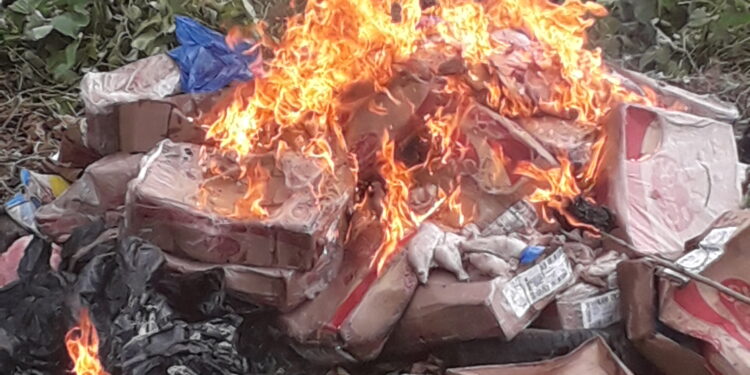 Aboisso : 70 cartons de poulets avariés saisis et incinérés