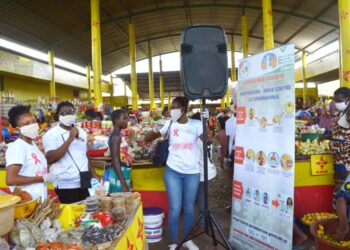 Cocody: l’ONG LA PNE sensibilise les vendeurs et usagers du marché Cocovico sur le Covid 19