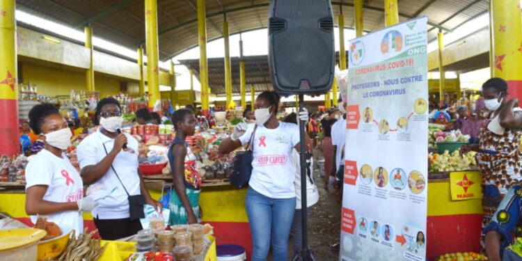 Cocody: l’ONG LA PNE sensibilise les vendeurs et usagers du marché Cocovico sur le Covid 19