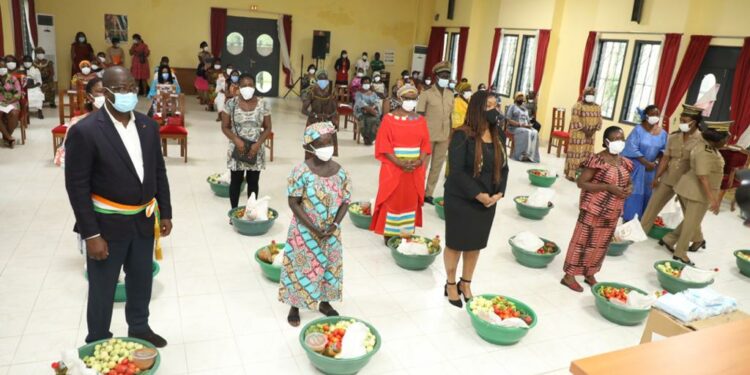 Côte d’Ivoire: Myss Belmonde Dogo fait des dons aux femmes d’Adiaké