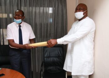 Côte d’Ivoire : Les journalistes offrent 4 millions F aux médecins engagés dans la lutte contre le Coronavirus