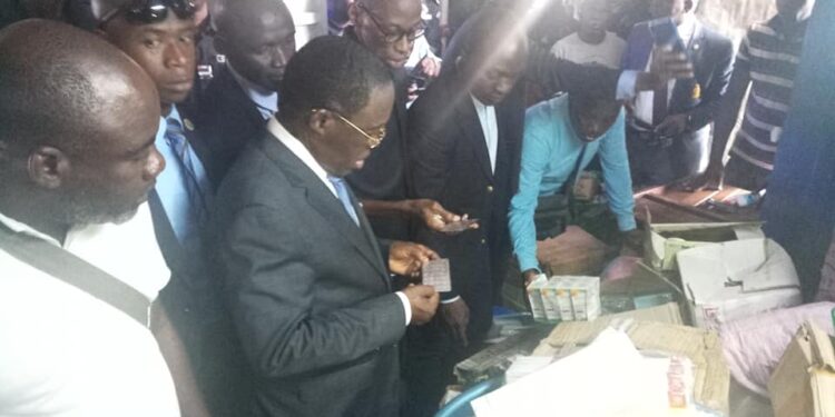 Côte d’Ivoire/ médicaments de la rue : Aka Aouele fait une descente sur le marché de Roxy à Adjamé