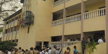 Cocody/Lycée jean Piaget: des élèves tabassent un enseignant et caillassent le véhicule du proviseur