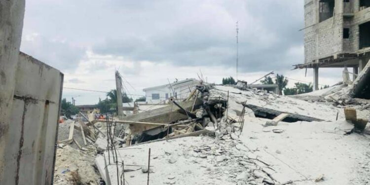 Abidjan : un immeuble s’effondre à Cocody