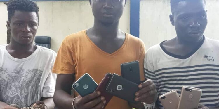 Abidjan: 3 voleurs de portables opérant à Adjamé Black Market mis aux arrêts