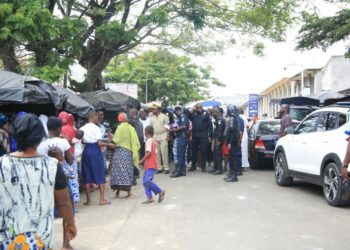 Côte d’Ivoire : En visite à Attécoubé, le préfet d’Abidjan blessé à l’œil droit