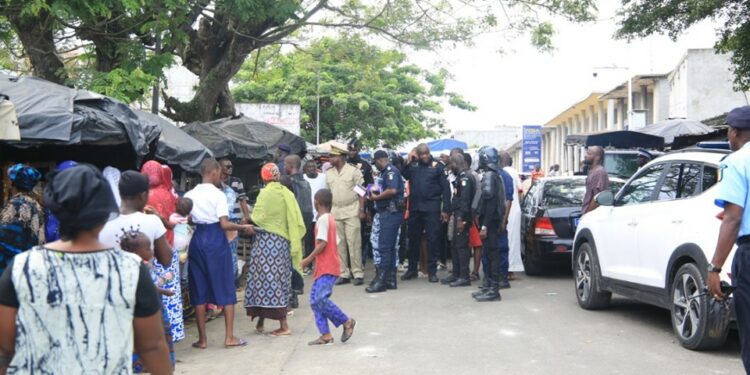 Côte d’Ivoire : En visite à Attécoubé, le préfet d’Abidjan blessé à l’œil droit