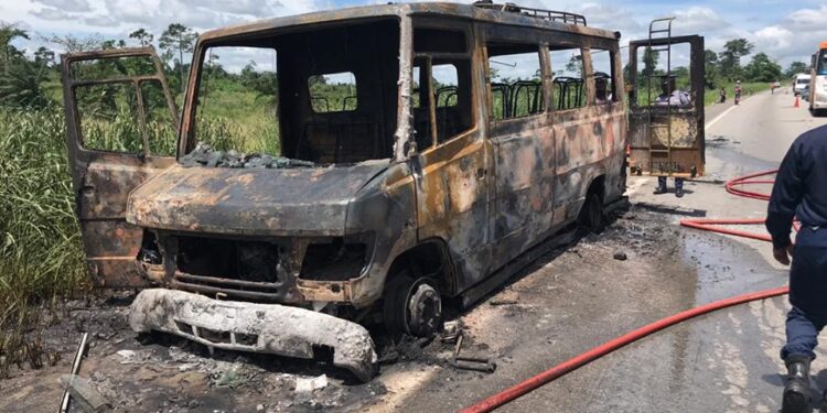Côte d’Ivoire: un minicar prend feu et fait 3 calcinés