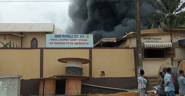 Bingerville : un incendie ravage le kiosque et le magasin des chaises de la paroisse Saint-Augustin