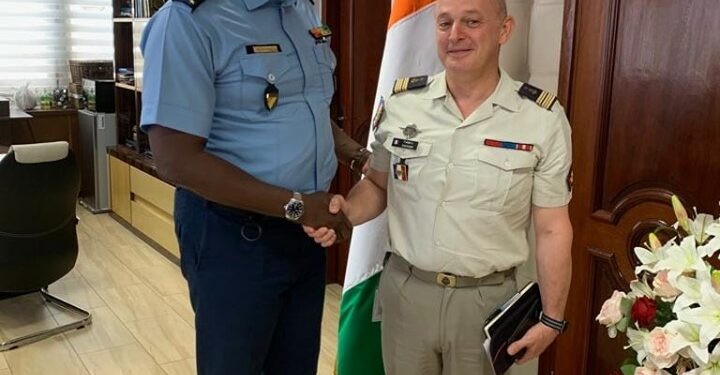 Côte d’Ivoire : le nouveau Commandant des Forces françaises chez le DG de la Police