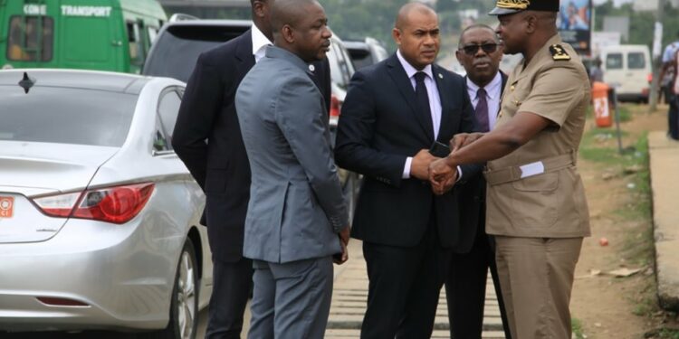 Gares anarchiques à Abidjan: le préfet d’Abidjan invite les maires à proposer des solutions alternatives