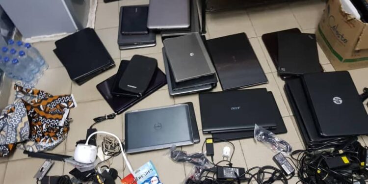 Abidjan : Un réseau de voleurs d’ordinateurs, Tv et portables démantelé à la Riviera