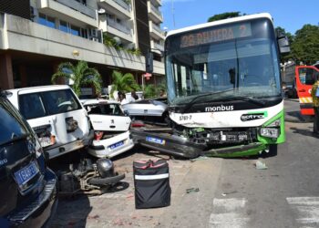 Plateau : 5 blessés dans un carambolage impliquant un autobus de la sotra et plusieurs vehicules