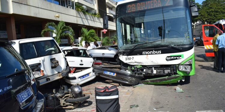 Plateau : 5 blessés dans un carambolage impliquant un autobus de la sotra et plusieurs vehicules