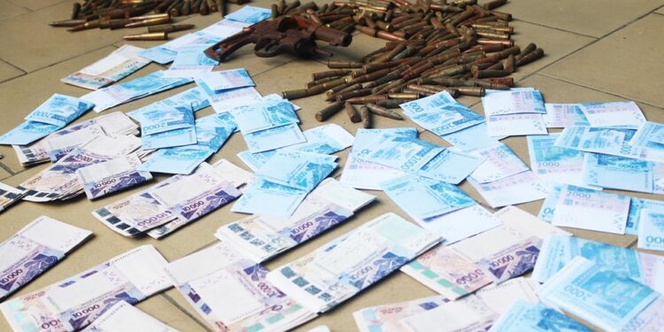 Attecoubé: deux individus interpellés, des munitions de guerre, plus de deux millions de faux billets de banque saisis