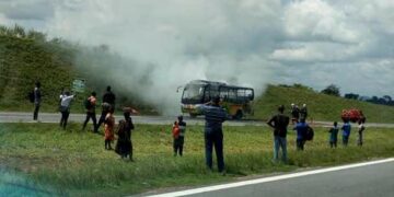 Côte d’Ivoire : Un Car TDF prend feu sur l’autoroute du nord