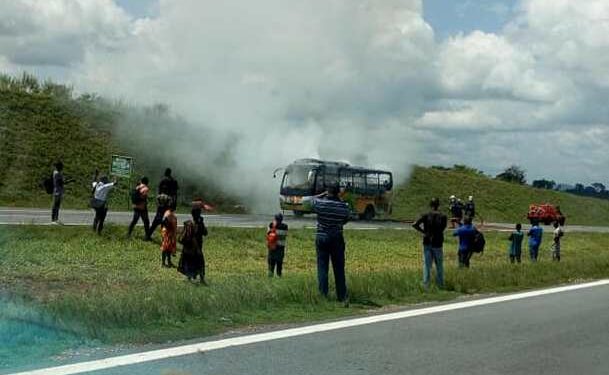 Côte d’Ivoire : Un Car TDF prend feu sur l’autoroute du nord