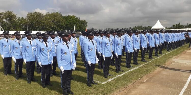 Côte d’Ivoire: remise d’épaulettes à 1972 nouveaux policiers