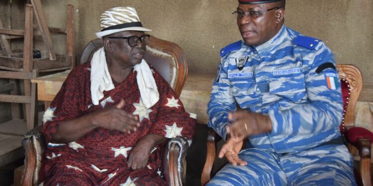 Daoukro: le général Apalo demande aux chefs Baoulé et Malinké d’œuvrer pour la paix