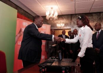 Côte d’Ivoire: Pendant son enrôlement pour la CNI, Ouattara ironise « je suis président jusqu’à 2040 »