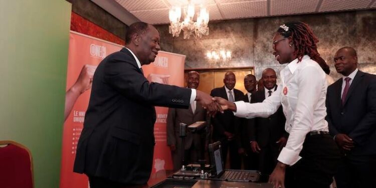 Côte d’Ivoire: Pendant son enrôlement pour la CNI, Ouattara ironise « je suis président jusqu’à 2040 »