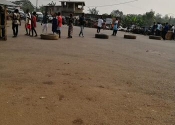 Azaguié : les populations barrent le Carrefour sur l&rsquo;axe Abidjan-Adzopé