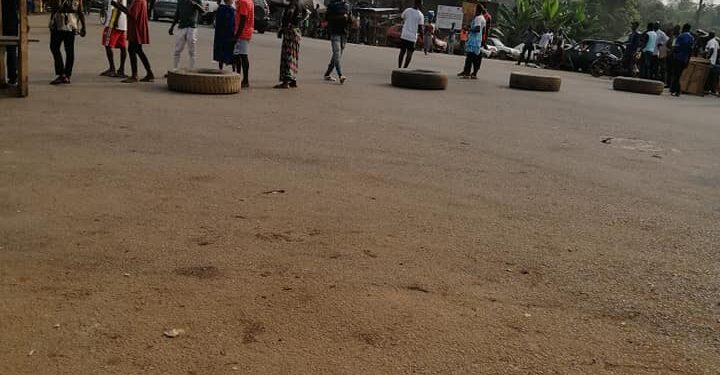 Azaguié : les populations barrent le Carrefour sur l’axe Abidjan-Adzopé