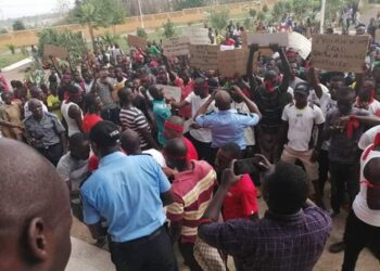 Daoukro : des jeunes bloquent l&rsquo;accès à la ville, pour dire « non » à la modification de la constitution