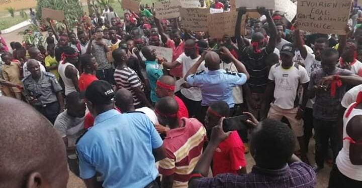 Daoukro : des jeunes bloquent l’accès à la ville, pour dire « non » à la modification de la constitution