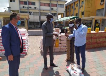 Lutte contre le Covid-19: la fondation Drogba distribue 5000 kits