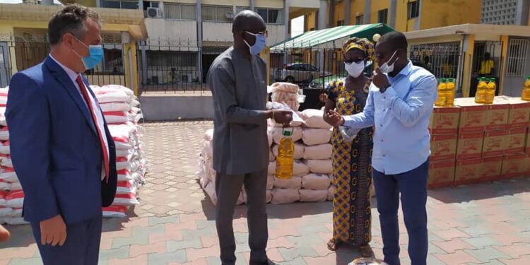 Lutte contre le Covid-19: la fondation Drogba distribue 5000 kits