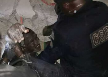 Immeuble effondré à Abatta : 10 personnes dégagées d’autres encore sous les décombres,  le Point des pompiers