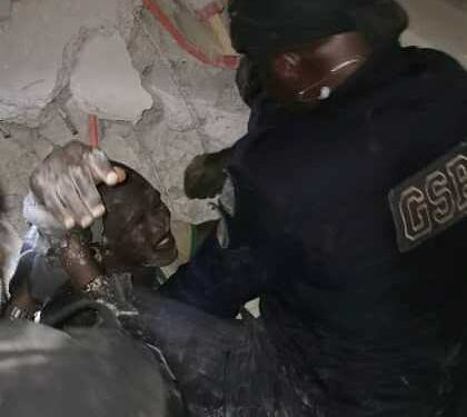 Immeuble effondré à Abatta : 10 personnes dégagées d’autres encore sous les décombres,  le Point des pompiers