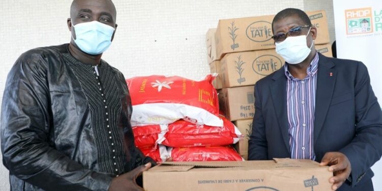 Covid 19/RHDP : Le Parti apporte un appui en vivres à une centaine de maires