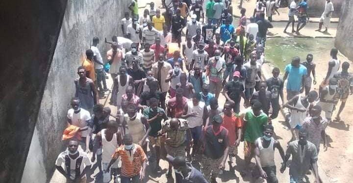 Revolte à la Maca : Les prisonniers font tomber « la machine »