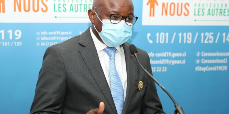 COVID-19 : Le maire de Dimbokro, Bilé Diéméléou, a distribué des milliers de kits d’hygiène à sa population